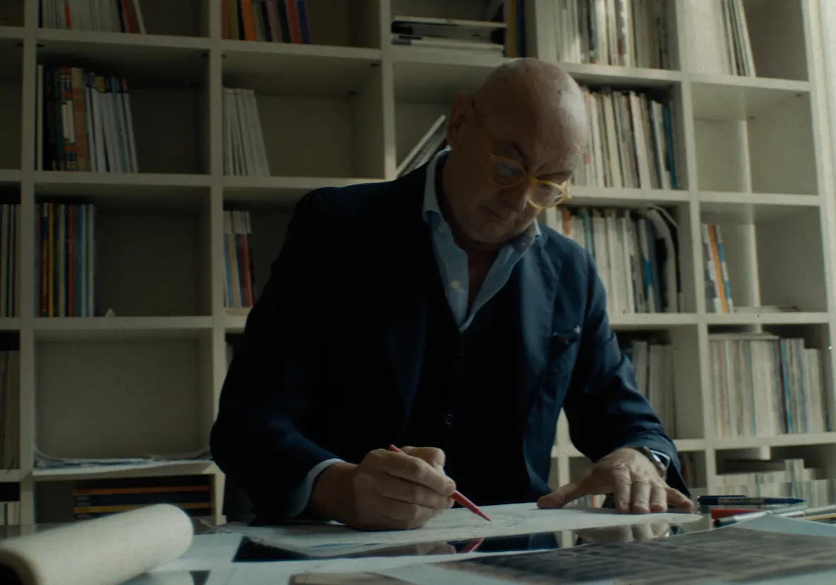 Arquiteto Piero Lissoni sentado escrevendo e realizando novos projetos